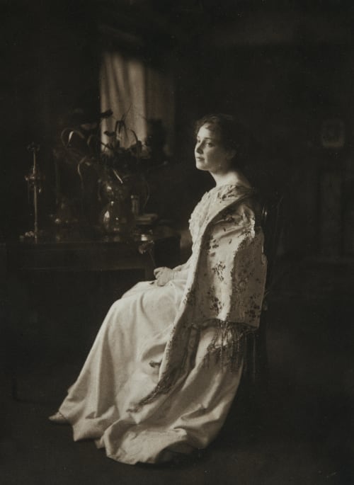Dame in Weiss. Annan, James Craig  (Scottish, 1864-1946)