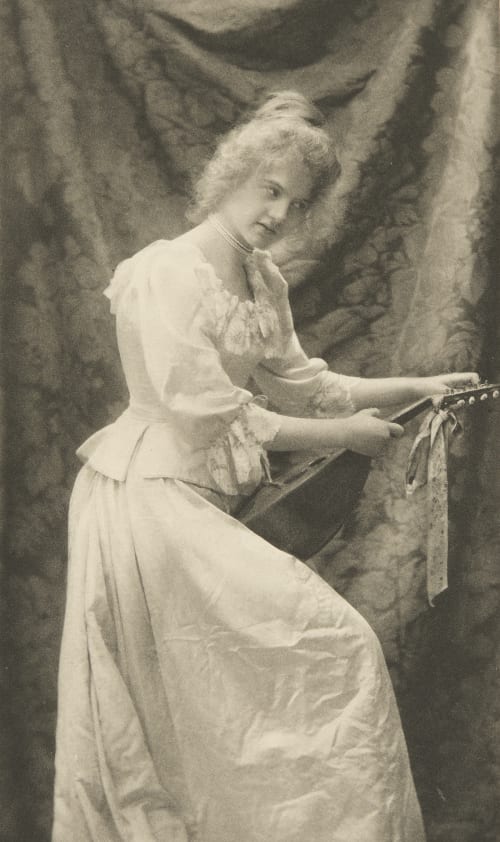 Lautenspielerin von O. Suck Hofphotograph, Karisruhe VB Suck, Oscar  (German, 1845-1904)