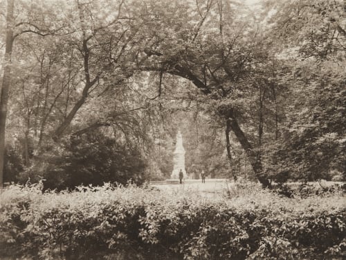 Beim Denkmal Konigin Luisa Rau, Otto  (German, 1856-1934)