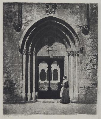 Arles, arlésienne à l’entrée du cloitre de Saint-Trophime