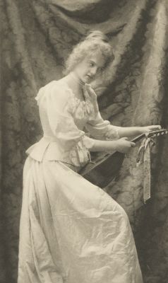 Lautenspielerin von O. Suck Hofphotograph, Karisruhe VB