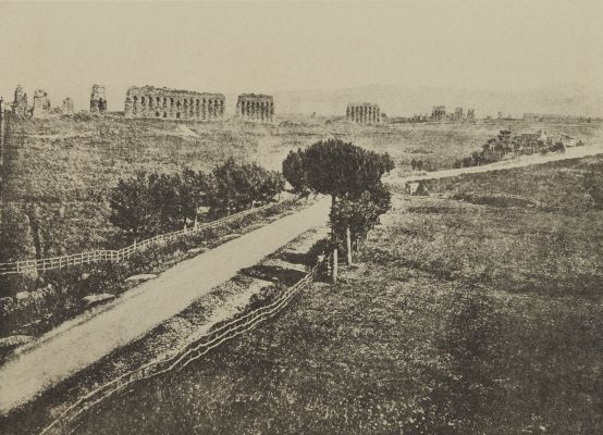 Route et Restes D’Aqueducs dans la Campagne Romaine