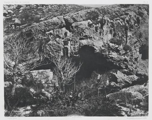 PL. 4 Nahr El Kelb: Grotte Audessus de la Source