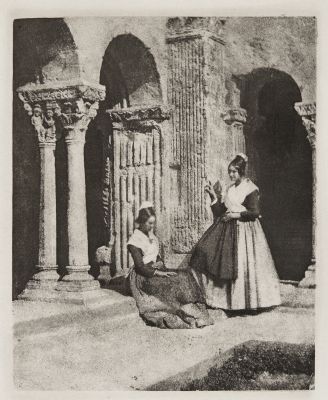 Deux Arlésiennes dnas le cloître de Saint-Trophime d’Arles