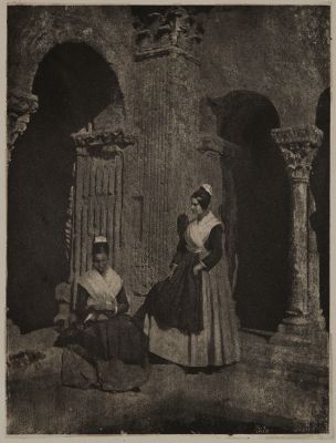 Deux Arlésiennes dnas le cloître de Saint-Trophime d’Arles (alt view)