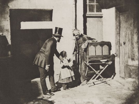 Henri Le Secq et un enfant donnant des aumônes à un broyeur d’organes