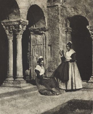 Deux Arlésiennes dnas le cloître de Saint-Trophime d’Arles