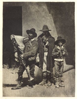 Groupe de trios pifferari ebout, dans la cour du 21 Quai Bourbon