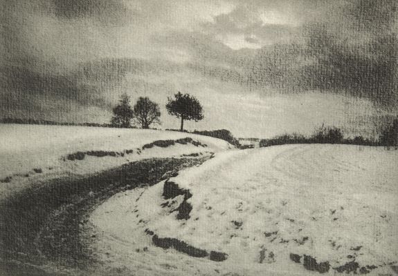 Une route de campagne en hiver