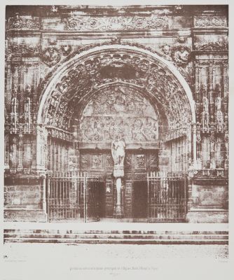 Portail du milieu de la facade principale de l’Eglise Saint Michel à Byon