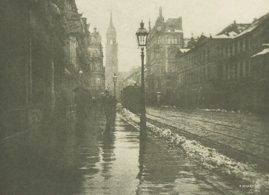 Rheinstrasse in Krefeld bei Dämmerung