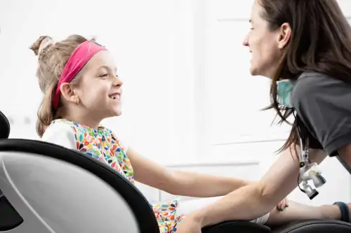 Mitarbeiter at Work, genaues Arbeiten mit der Lupe. Angestellte bei der Arbeit iFotografie für Artze, Zahnärzte, Praxen, Mitarbeiterportrait, Mitarbeiter bei der Arbeit. Zahnarztpraxis. Beispiele