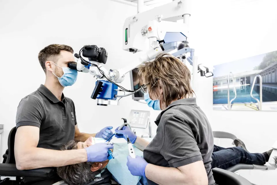 Industriefotografie Mitarbeiter bei der Montage. Fotografie für Unternehmen, aus Karlsruhe