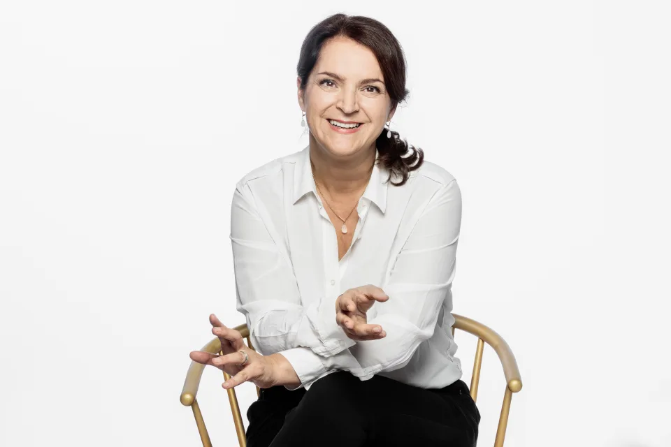 Mitarbeiter at Work, genaues Arbeiten mit der Lupe. Angestellte bei der Arbeit iFotografie für Artze, Zahnärzte, Praxen, Mitarbeiterportrait, Mitarbeiter bei der Arbeit. Zahnarztpraxis. Beispiele