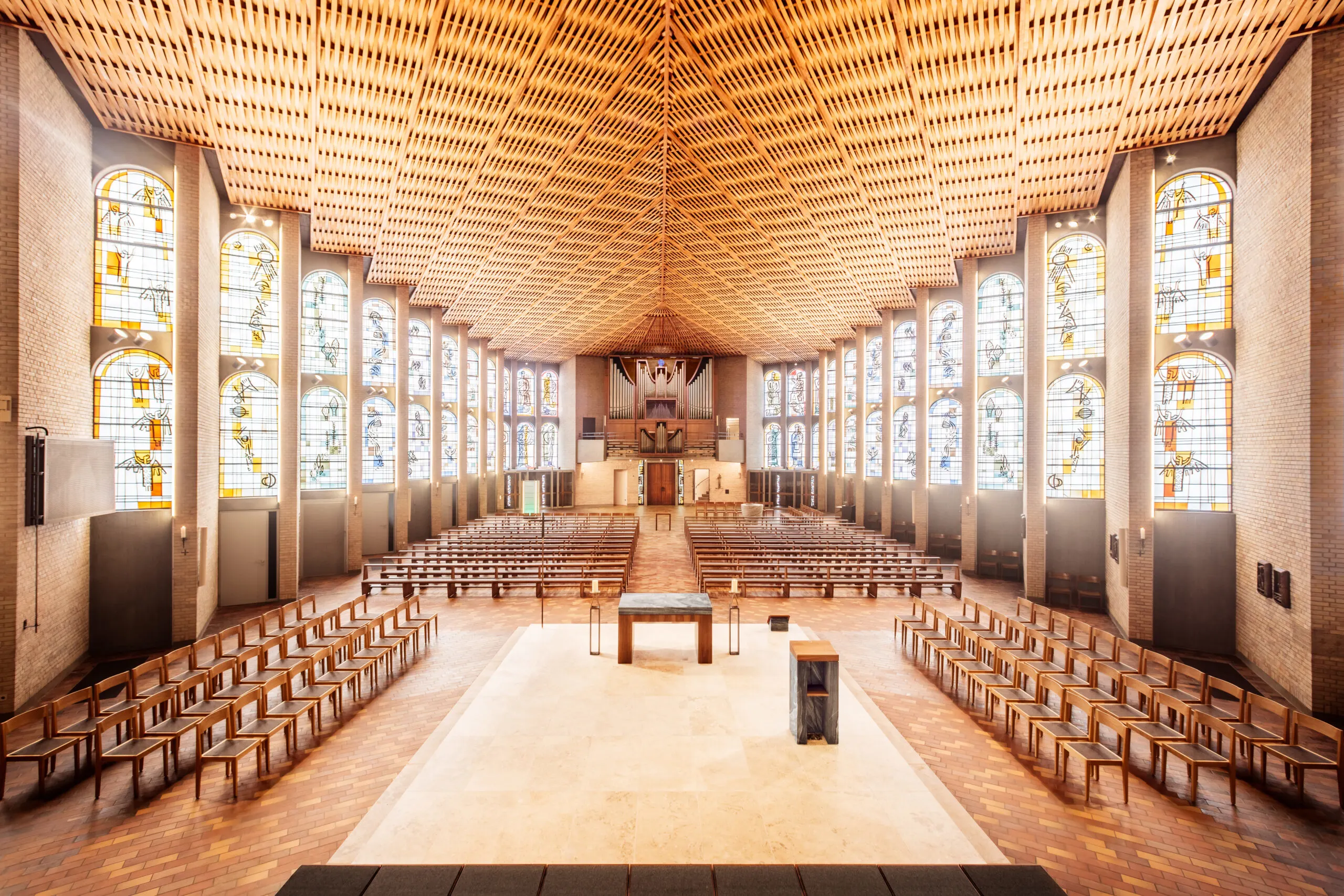 Mitarbeiter der Entwlickling in Aktion, fotografiert im Arbeitsumfeld vor Ort. Fotografie für Unternehmen, aus Karlsruhe