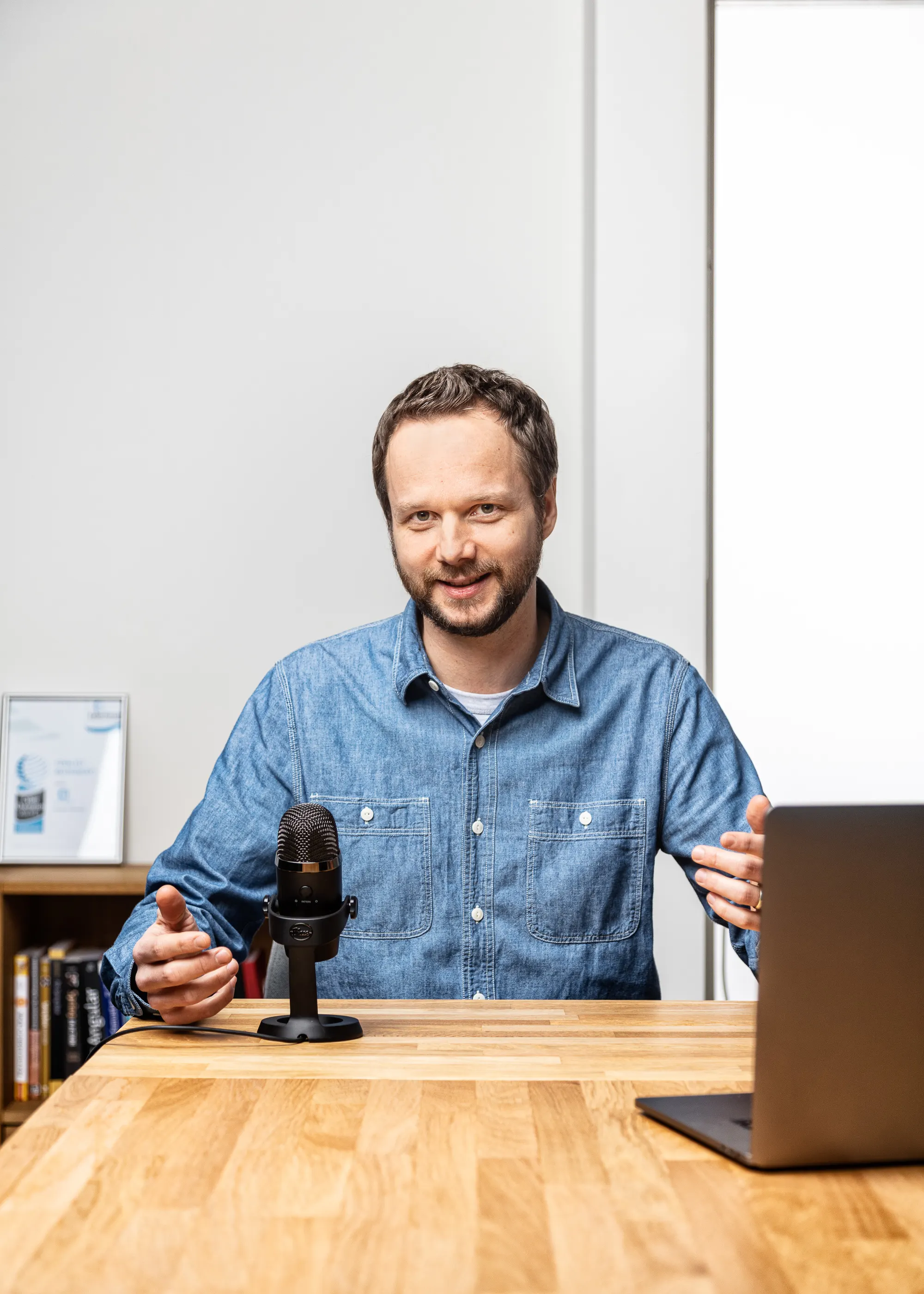 Mitarbeiter der Entwlickling in Aktion, fotografiert im Arbeitsumfeld vor Ort. Fotografie für Unternehmen, aus Karlsruhe