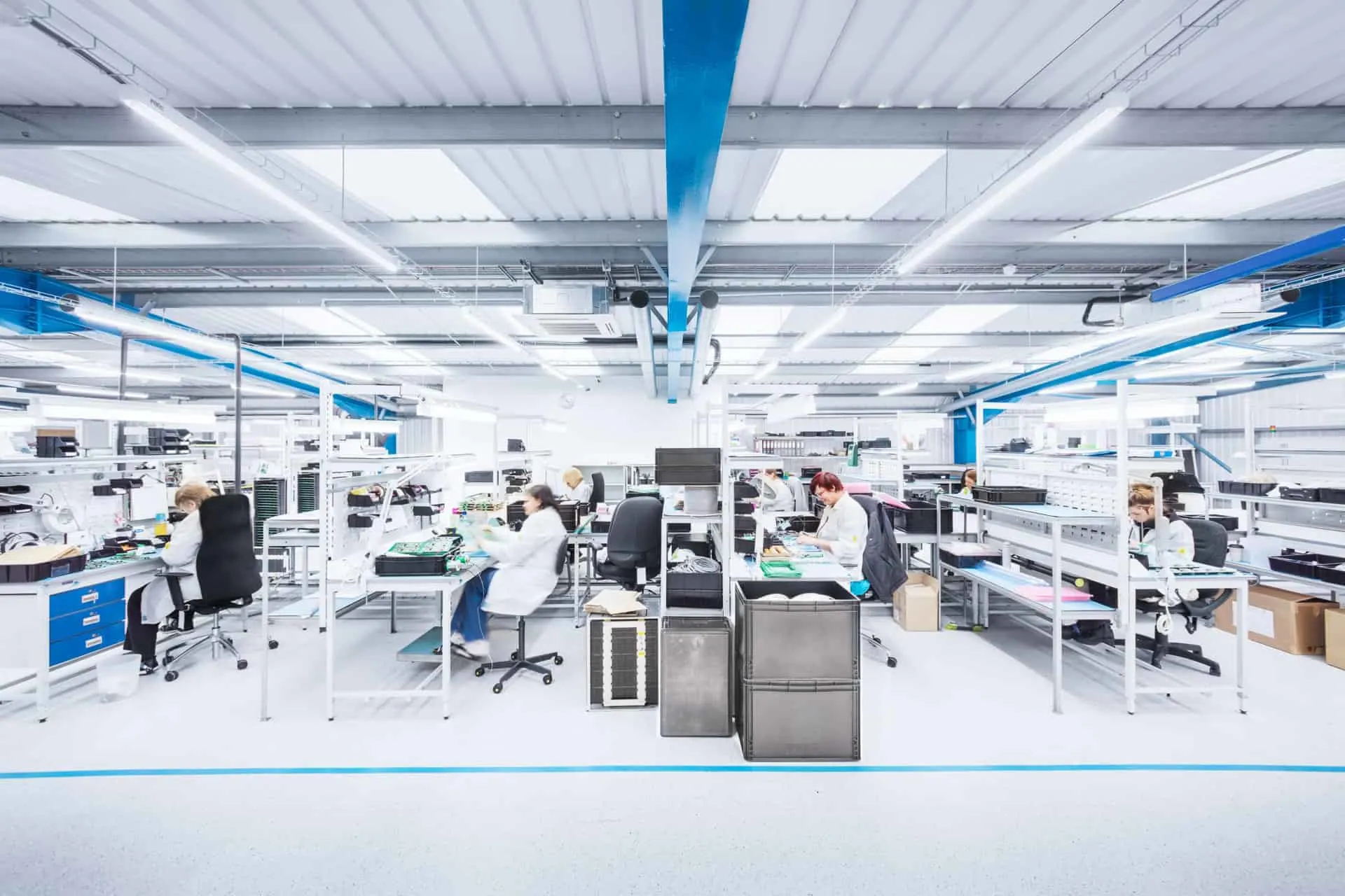 Mitarbeiter der Entwlickling in Aktion, fotografiert im Arbeitsumfeld vor Ort. Fotografie für Unternehmen, aus Karlsruhe