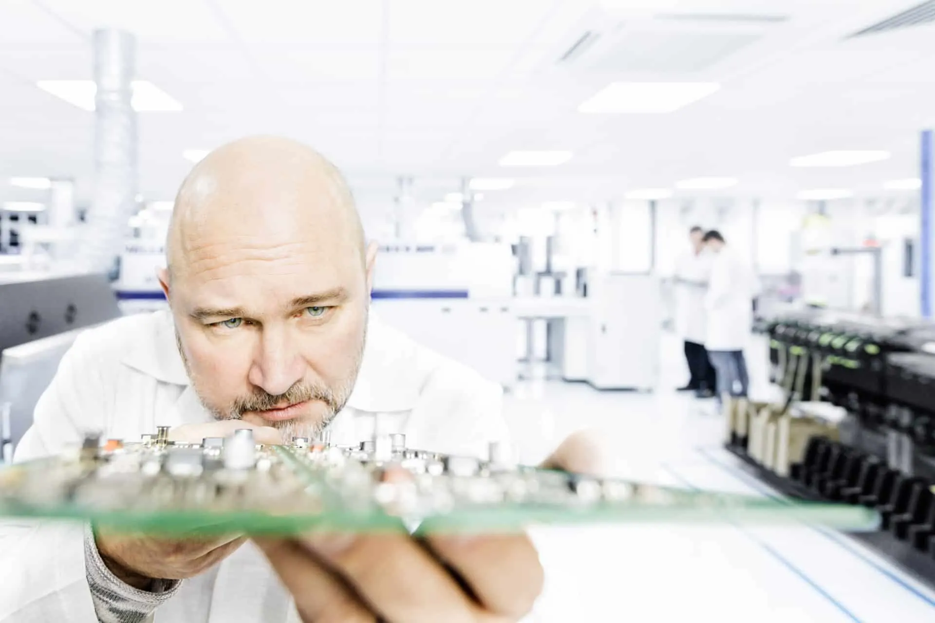 Mitarbeiter der Entwlickling in Aktion, fotografiert im Arbeitsumfeld vor Ort. Fotografie für Unternehmen, aus Karlsruhe