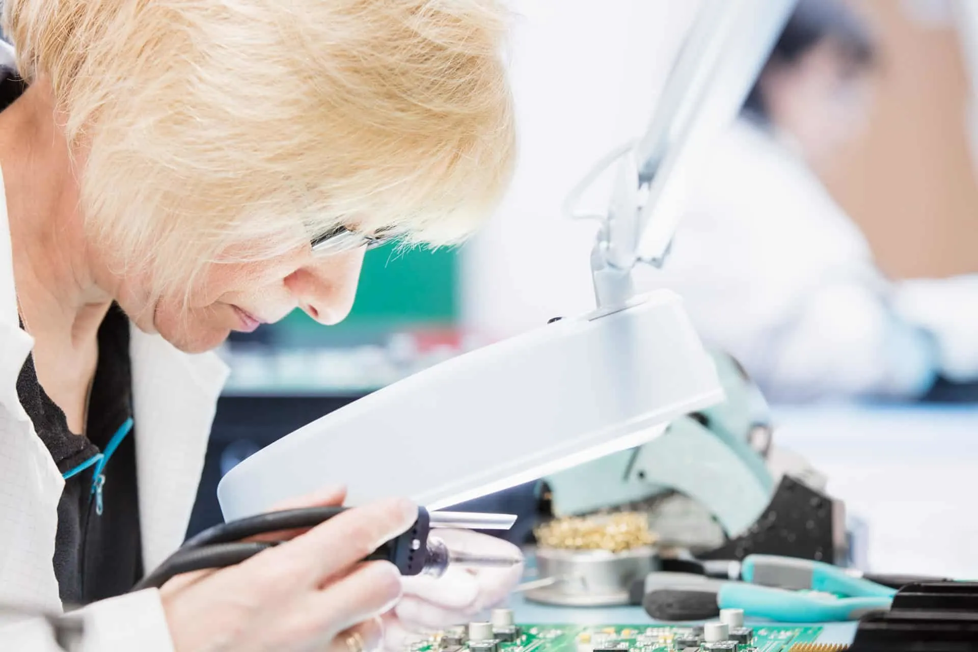 Mitarbeiter der Entwlickling in Aktion, fotografiert im Arbeitsumfeld vor Ort. Fotografie für Unternehmen, aus Karlsruhe
