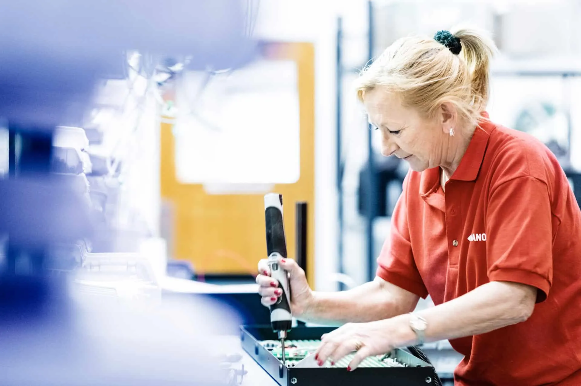 Mitarbeiter der Entwlickling in Aktion, fotografiert im Arbeitsumfeld vor Ort. Fotografie für Unternehmen, aus Karlsruhe