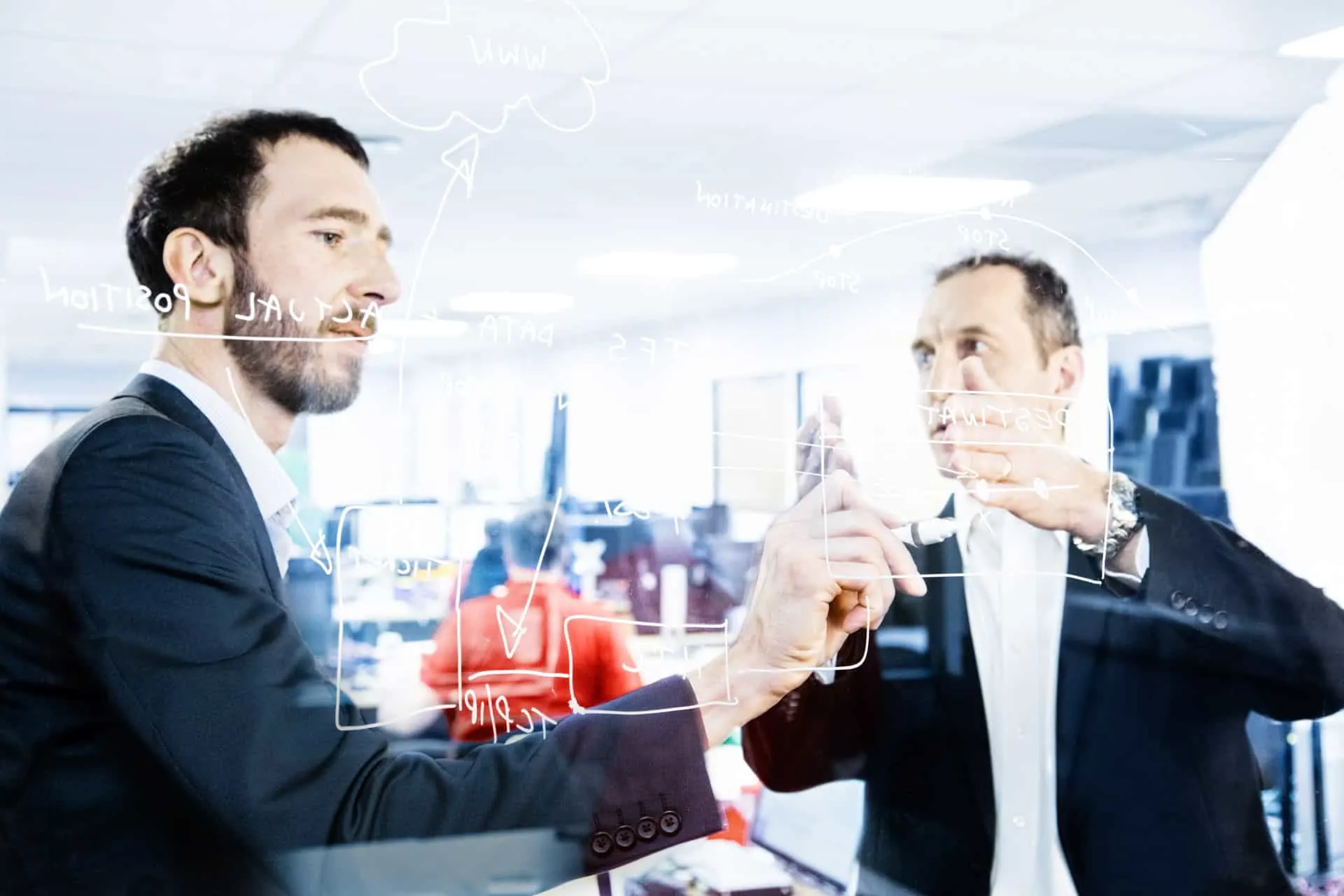 Mitarbeiter der Entwlickling in Aktion, fotografiert im Arbeitsumfeld vor Ort. Fotografie für Unternehmen, aus Karlsruhe