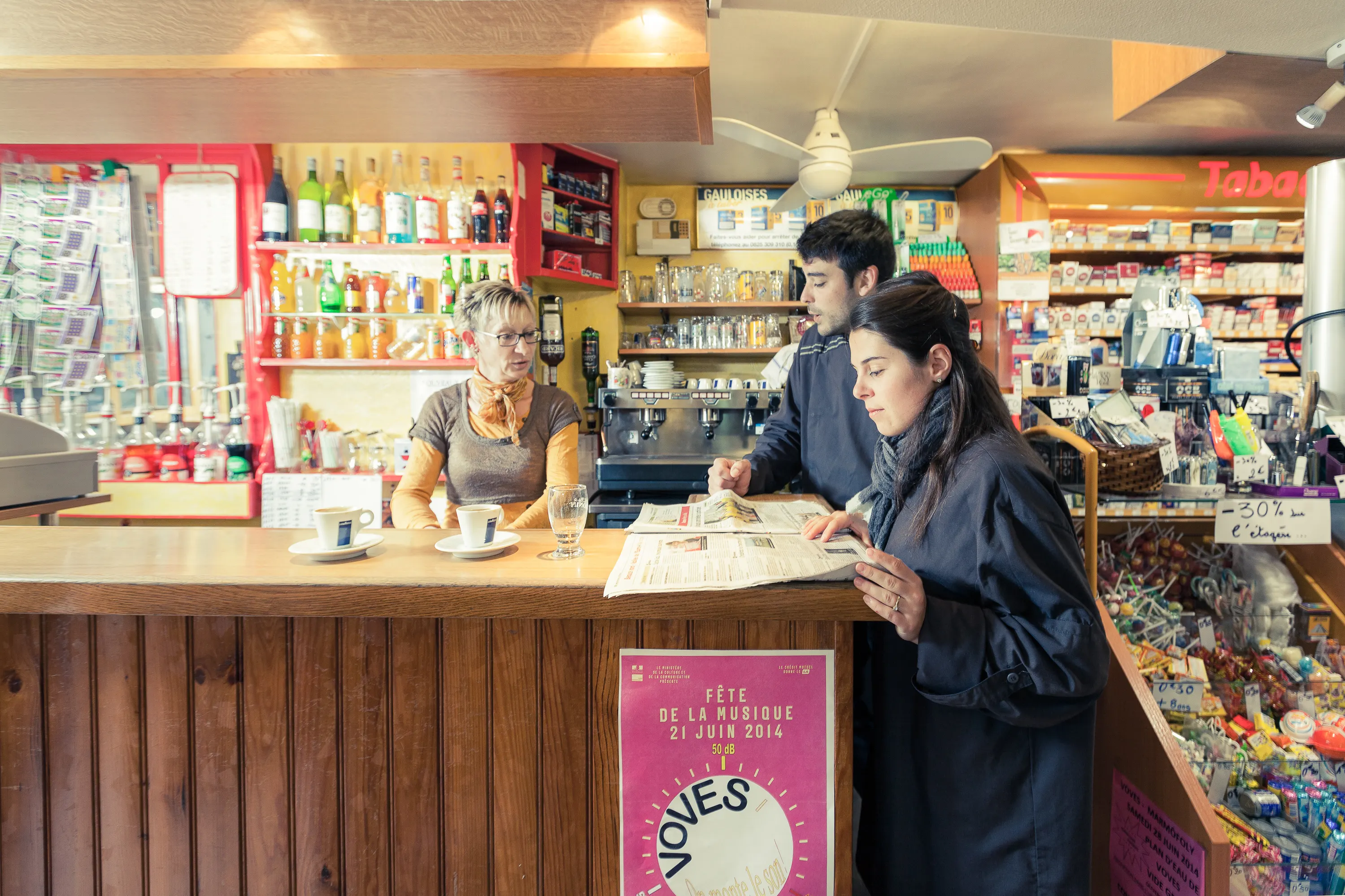 Mitarbeiter der Entwlickling in Aktion, fotografiert im Arbeitsumfeld vor Ort. Fotografie für Unternehmen, aus Karlsruhe