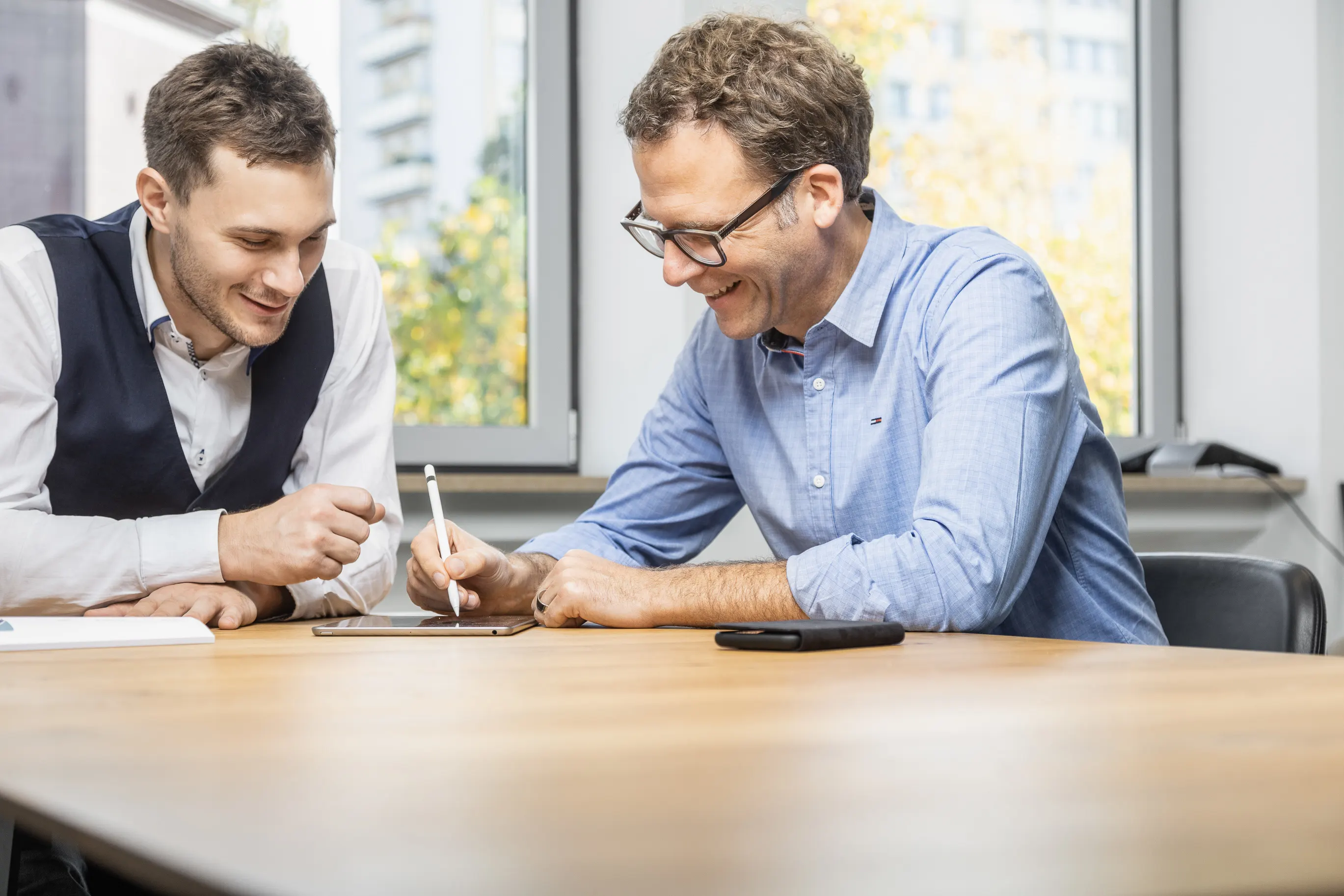 Mitarbeiter der Entwlickling in Aktion, fotografiert im Arbeitsumfeld vor Ort. Fotografie für Unternehmen, aus Karlsruhe