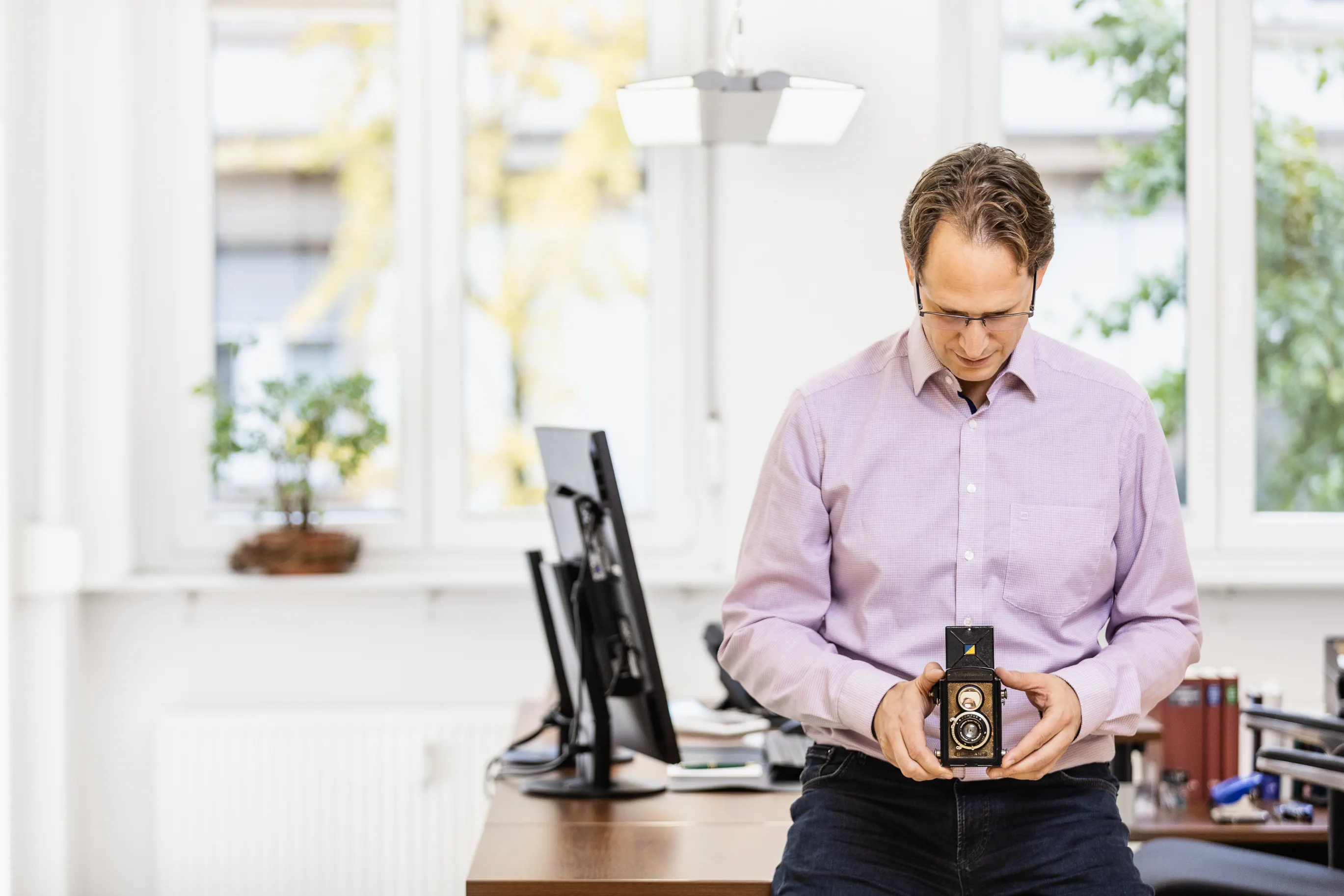 Mitarbeiter der Entwlickling in Aktion, fotografiert im Arbeitsumfeld vor Ort. Fotografie für Unternehmen, aus Karlsruhe