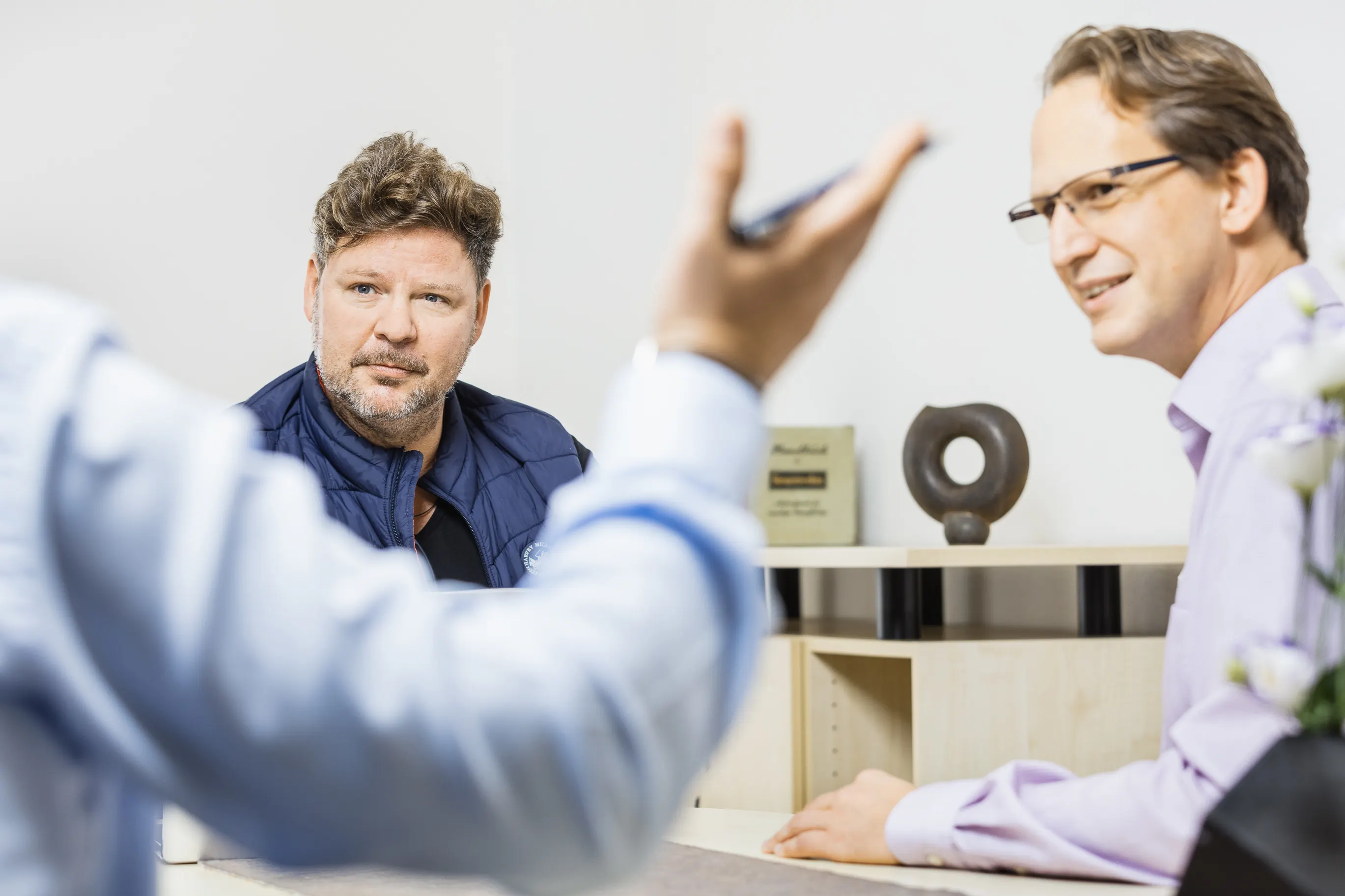 Mitarbeiter der Entwlickling in Aktion, fotografiert im Arbeitsumfeld vor Ort. Fotografie für Unternehmen, aus Karlsruhe