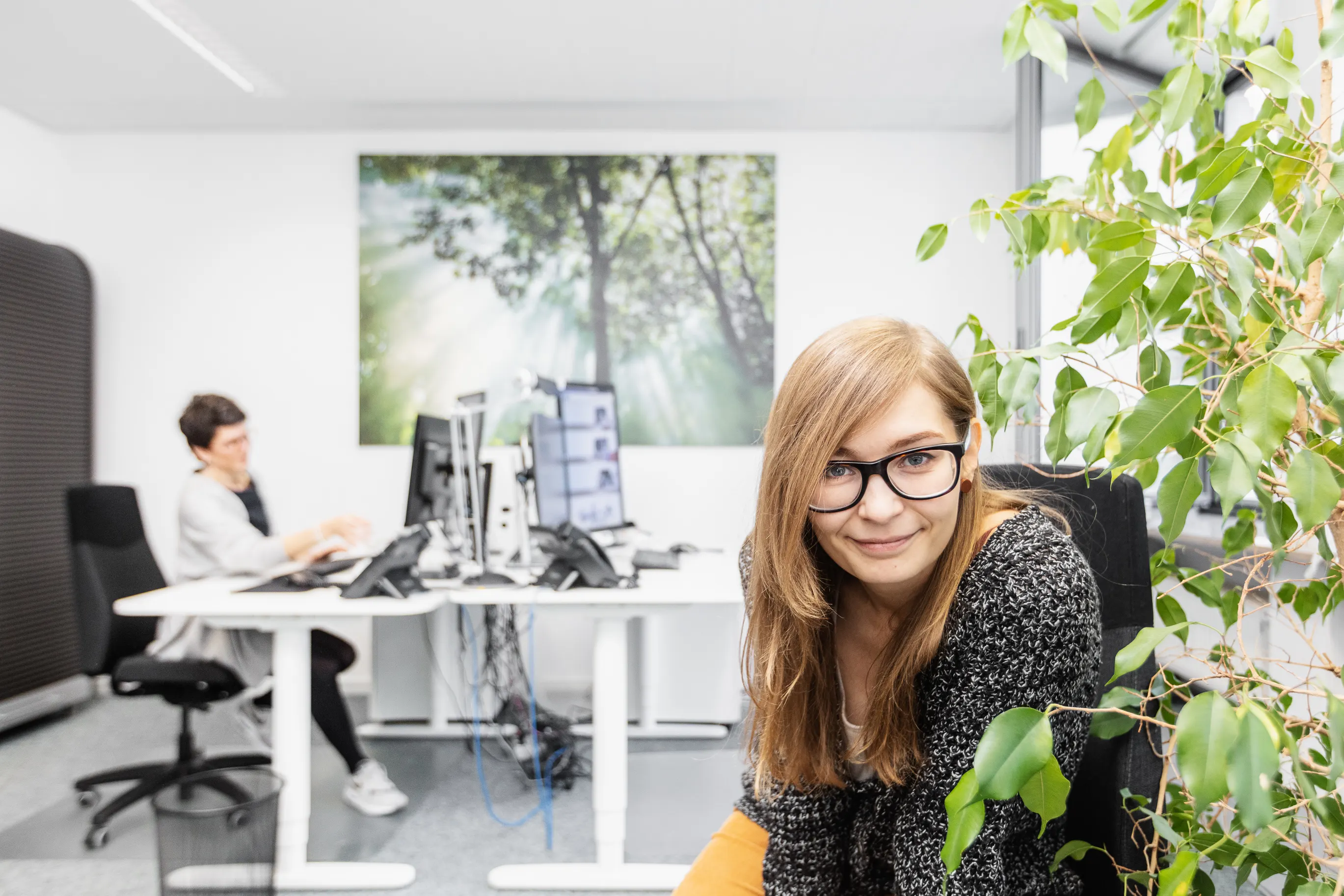 Mitarbeiter der Entwlickling in Aktion, fotografiert im Arbeitsumfeld vor Ort. Fotografie für Unternehmen, aus Karlsruhe