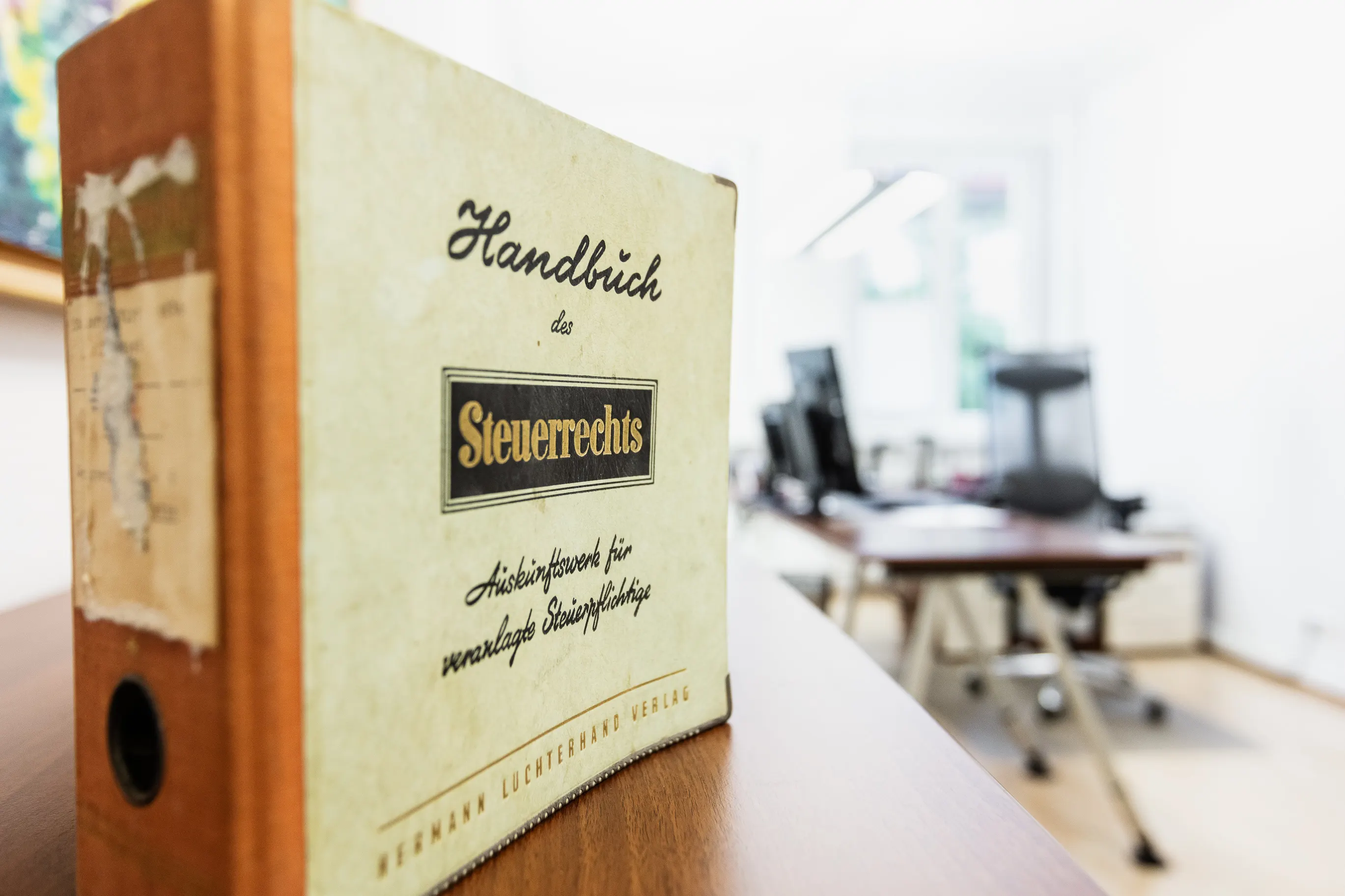 Businessfotografie für eine Steuerkanzlei in Karlsruhe. Stilllife altes Steuerhandbuch