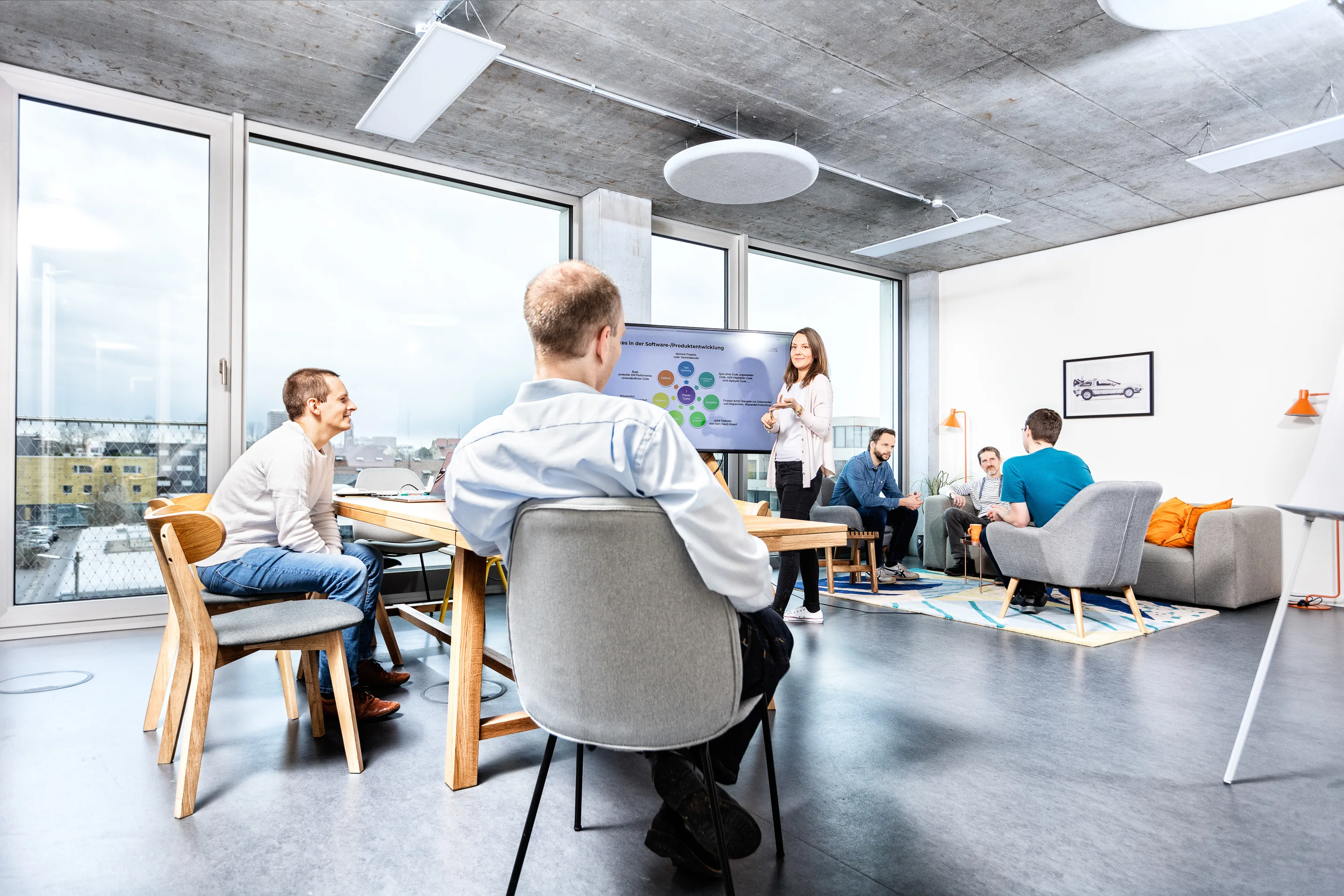 Mitarbeiter der Entwlickling in Aktion, fotografiert im Arbeitsumfeld vor Ort. Fotografie für Unternehmen, aus Karlsruhe