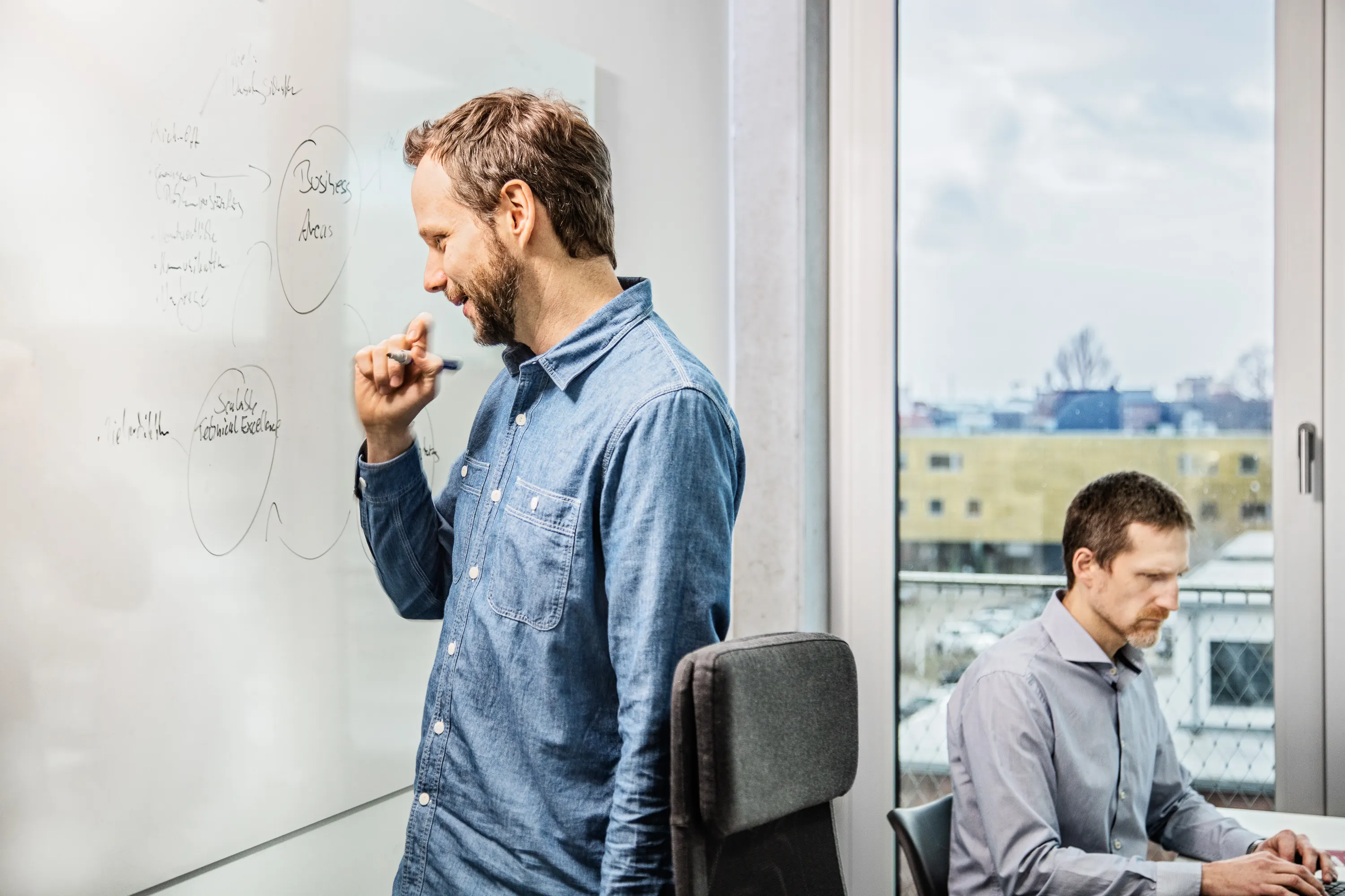 Mitarbeiter der Entwlickling in Aktion, fotografiert im Arbeitsumfeld vor Ort. Fotografie für Unternehmen, aus Karlsruhe