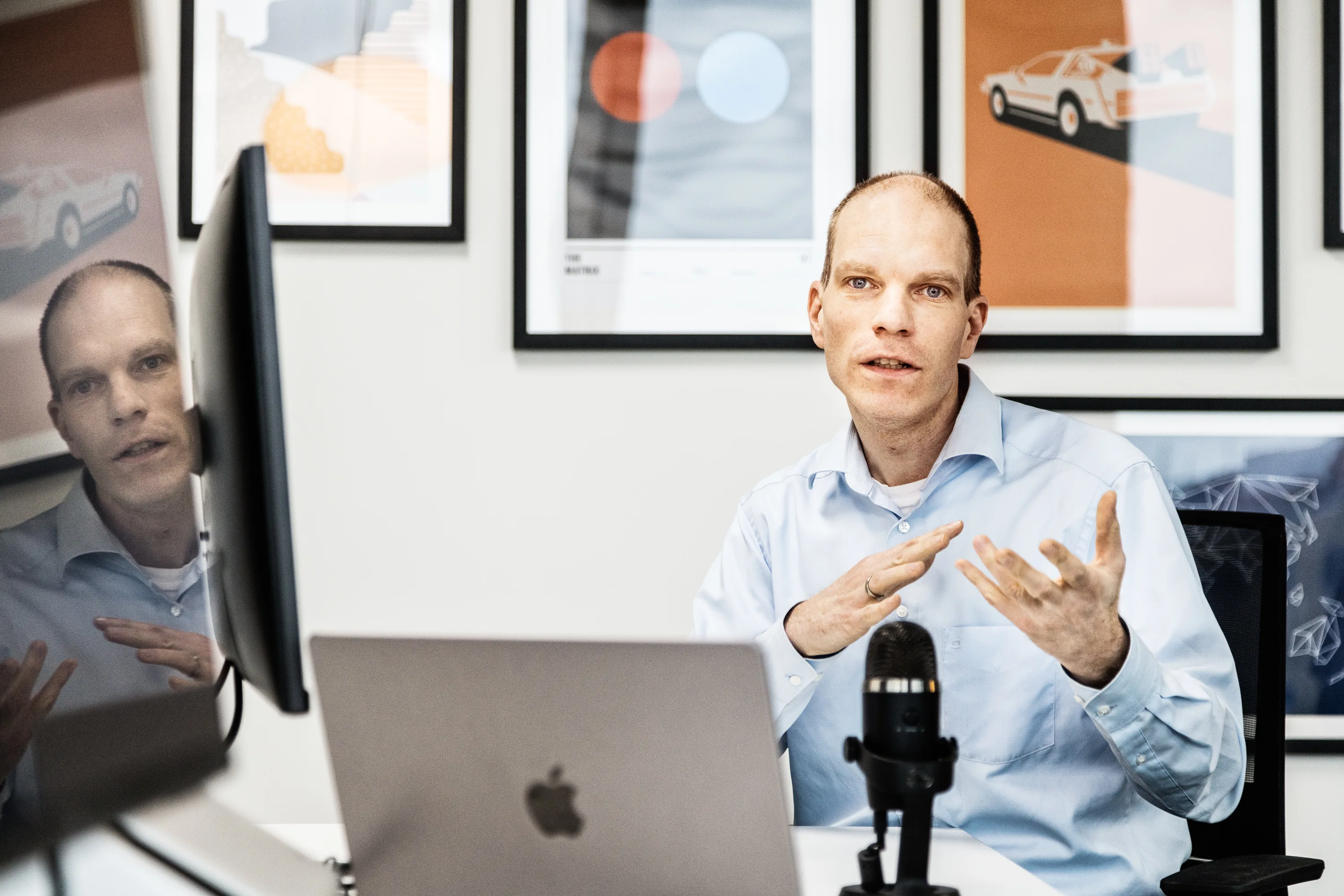 Mitarbeiter der Entwlickling in Aktion, fotografiert im Arbeitsumfeld vor Ort. Fotografie für Unternehmen, aus Karlsruhe