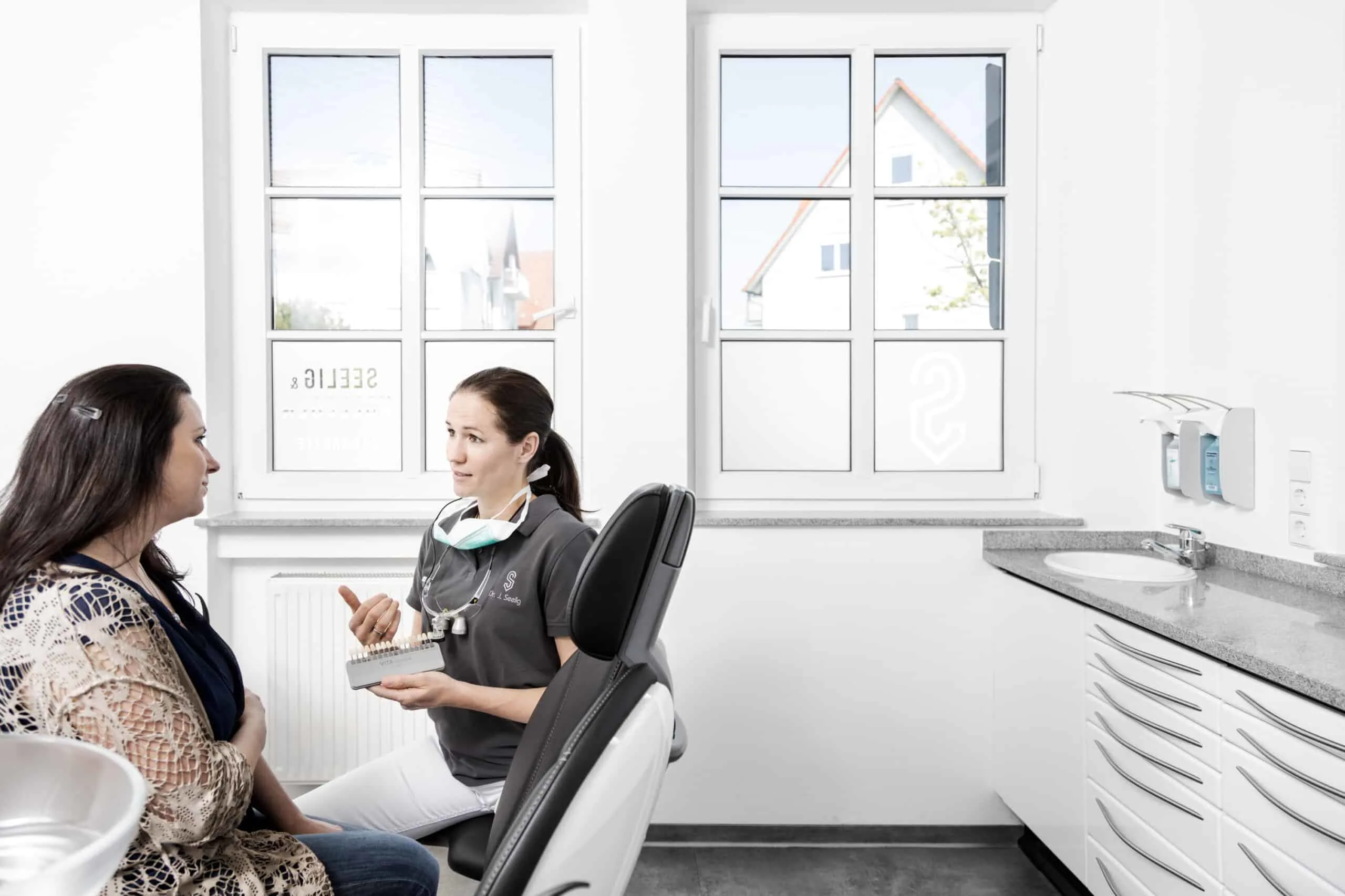 Mitarbeiter der Entwlickling in Aktion, fotografiert im Arbeitsumfeld vor Ort. Fotografie für Unternehmen, aus Karlsruhe