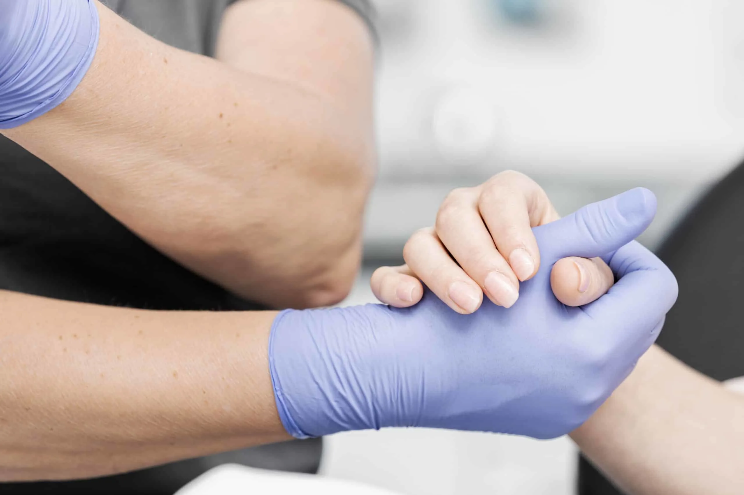 Mitarbeiter at Work, genaues Arbeiten mit der Lupe. Angestellte bei der Arbeit iFotografie für Artze, Zahnärzte, Praxen, Mitarbeiterportrait, Mitarbeiter bei der Arbeit. Zahnarztpraxis. Beispiele