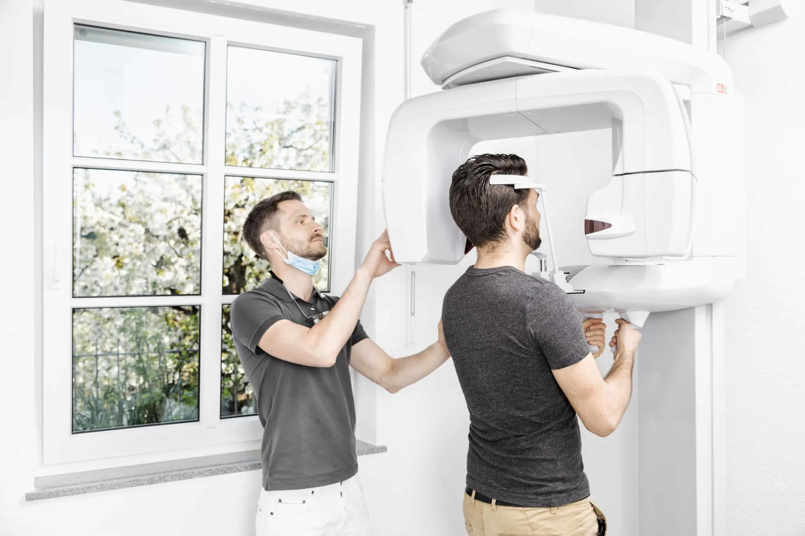 Mitarbeiter der Entwlickling in Aktion, fotografiert im Arbeitsumfeld vor Ort. Fotografie für Unternehmen, aus Karlsruhe