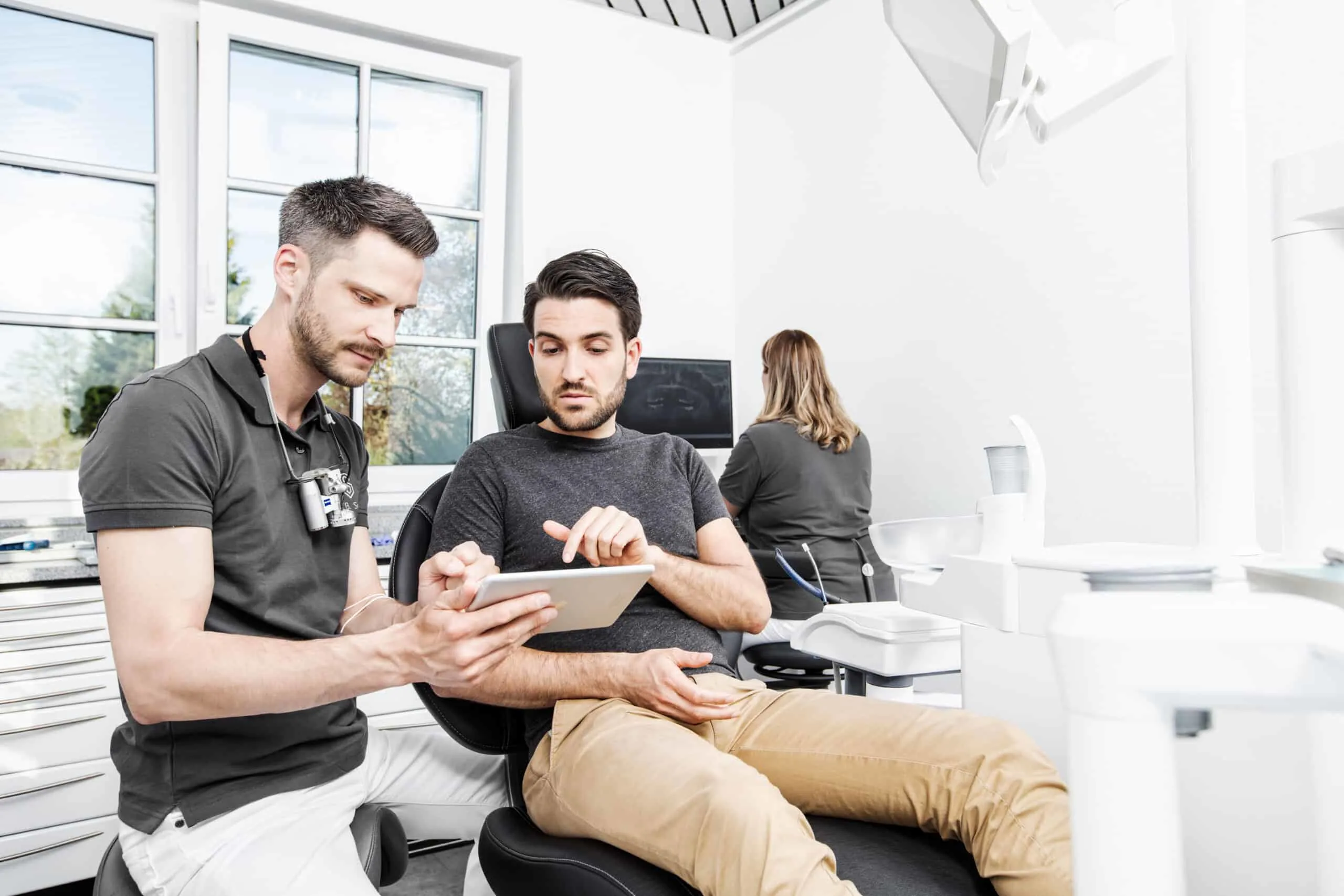 Mitarbeiter der Entwlickling in Aktion, fotografiert im Arbeitsumfeld vor Ort. Fotografie für Unternehmen, aus Karlsruhe