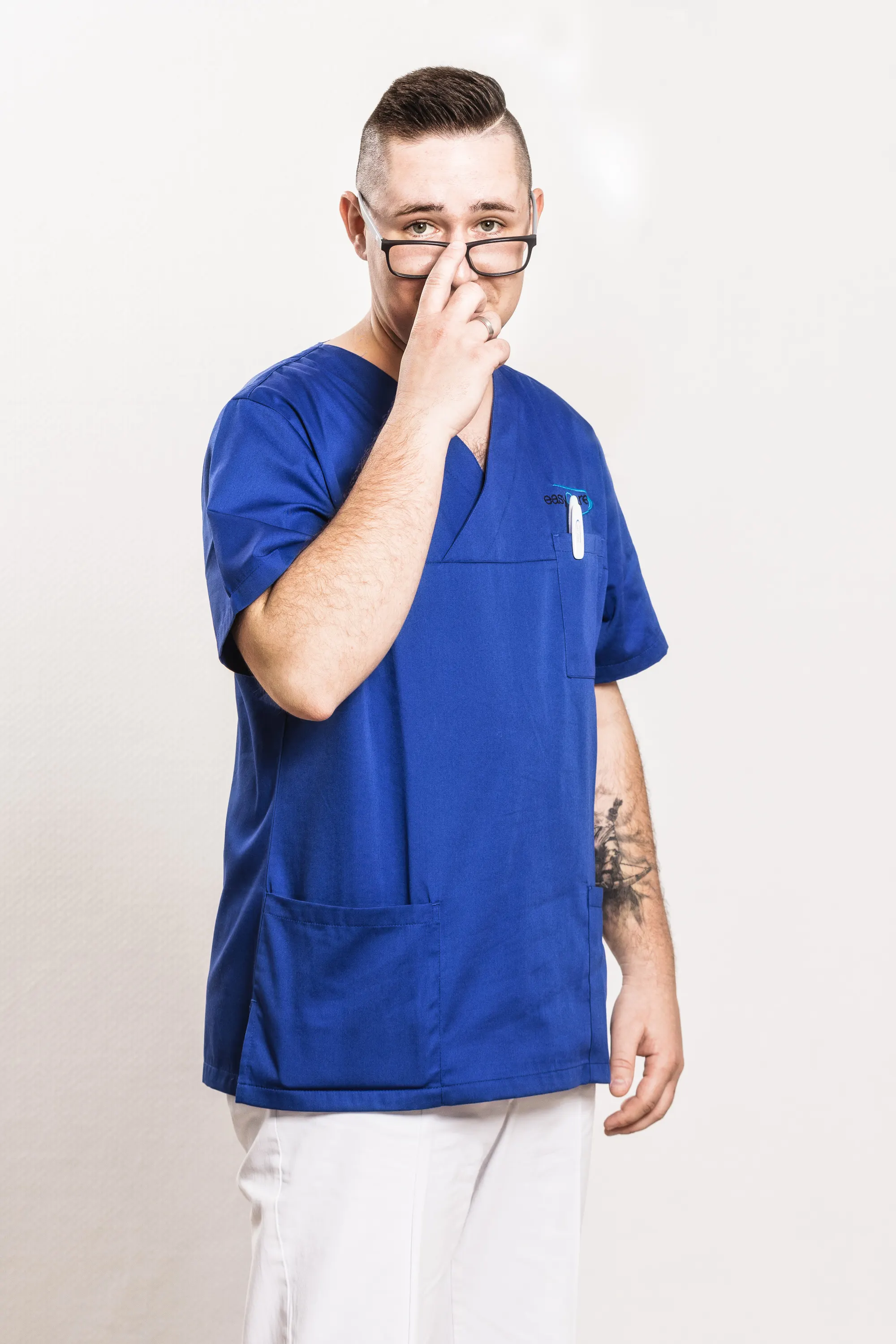 Mitarbeiter der Entwlickling in Aktion, fotografiert im Arbeitsumfeld vor Ort. Fotografie für Unternehmen, aus Karlsruhe