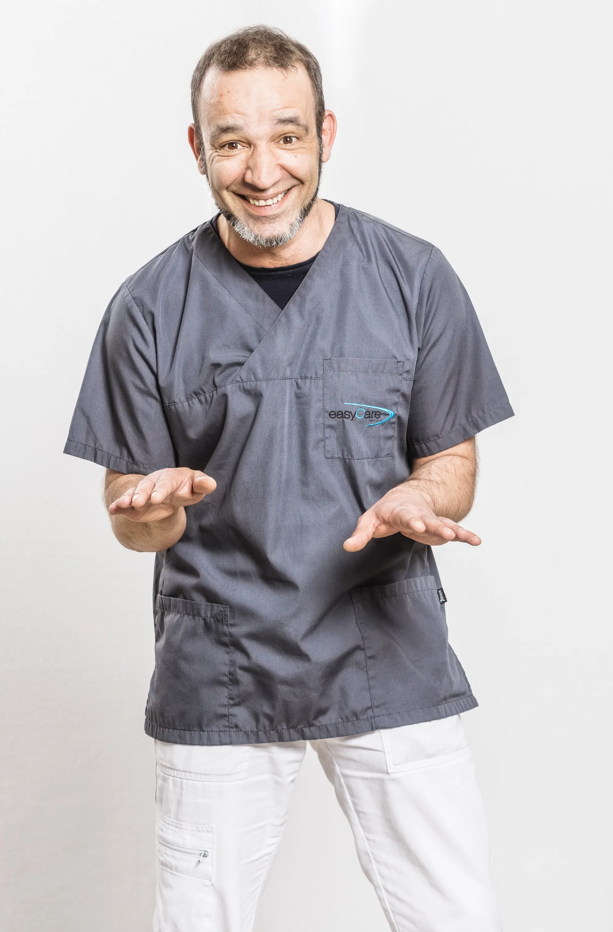 Mitarbeiter der Entwlickling in Aktion, fotografiert im Arbeitsumfeld vor Ort. Fotografie für Unternehmen, aus Karlsruhe