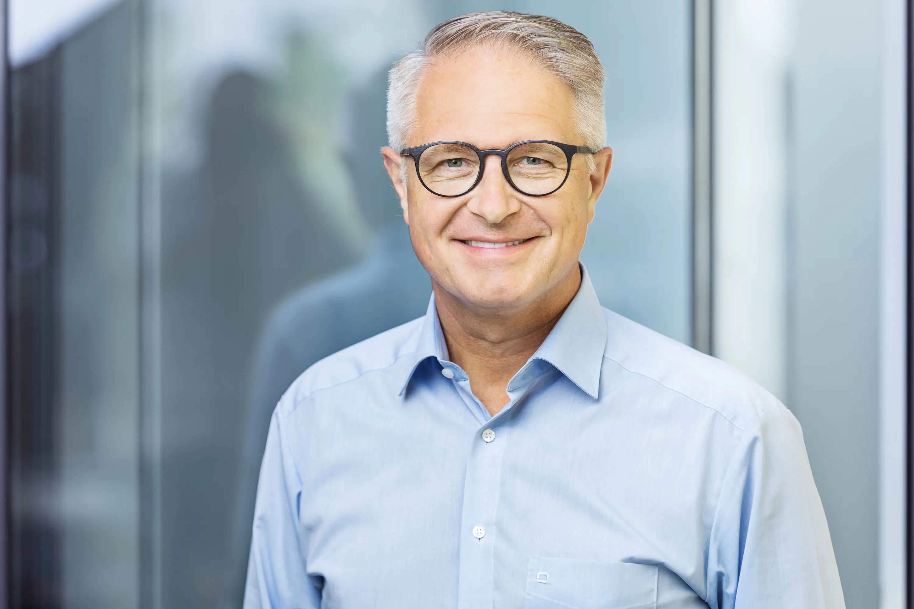 Mitarbeiter der Entwlickling in Aktion, fotografiert im Arbeitsumfeld vor Ort. Fotografie für Unternehmen, aus Karlsruhe