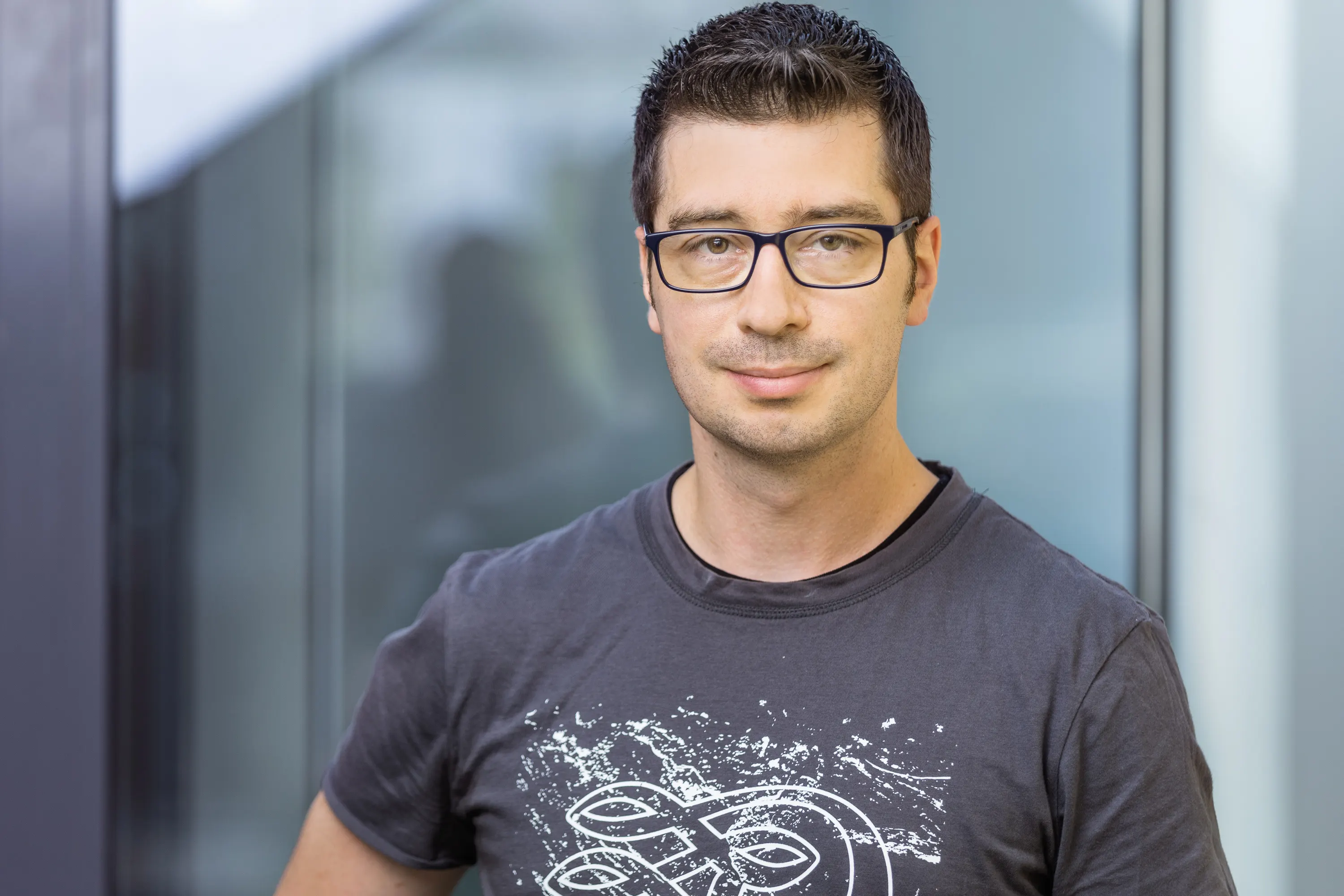 Mitarbeiter der Entwlickling in Aktion, fotografiert im Arbeitsumfeld vor Ort. Fotografie für Unternehmen, aus Karlsruhe