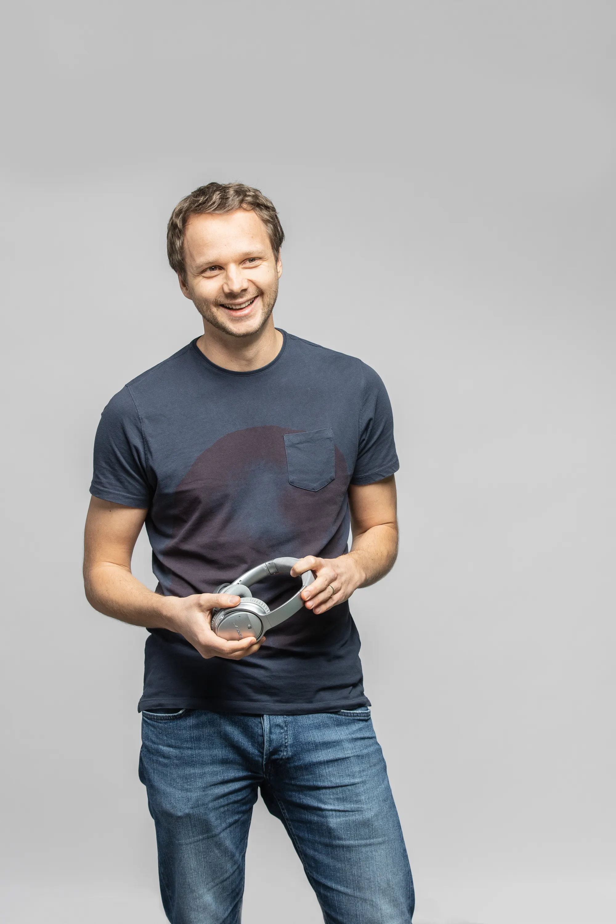 Mitarbeiter der Entwlickling in Aktion, fotografiert im Arbeitsumfeld vor Ort. Fotografie für Unternehmen, aus Karlsruhe