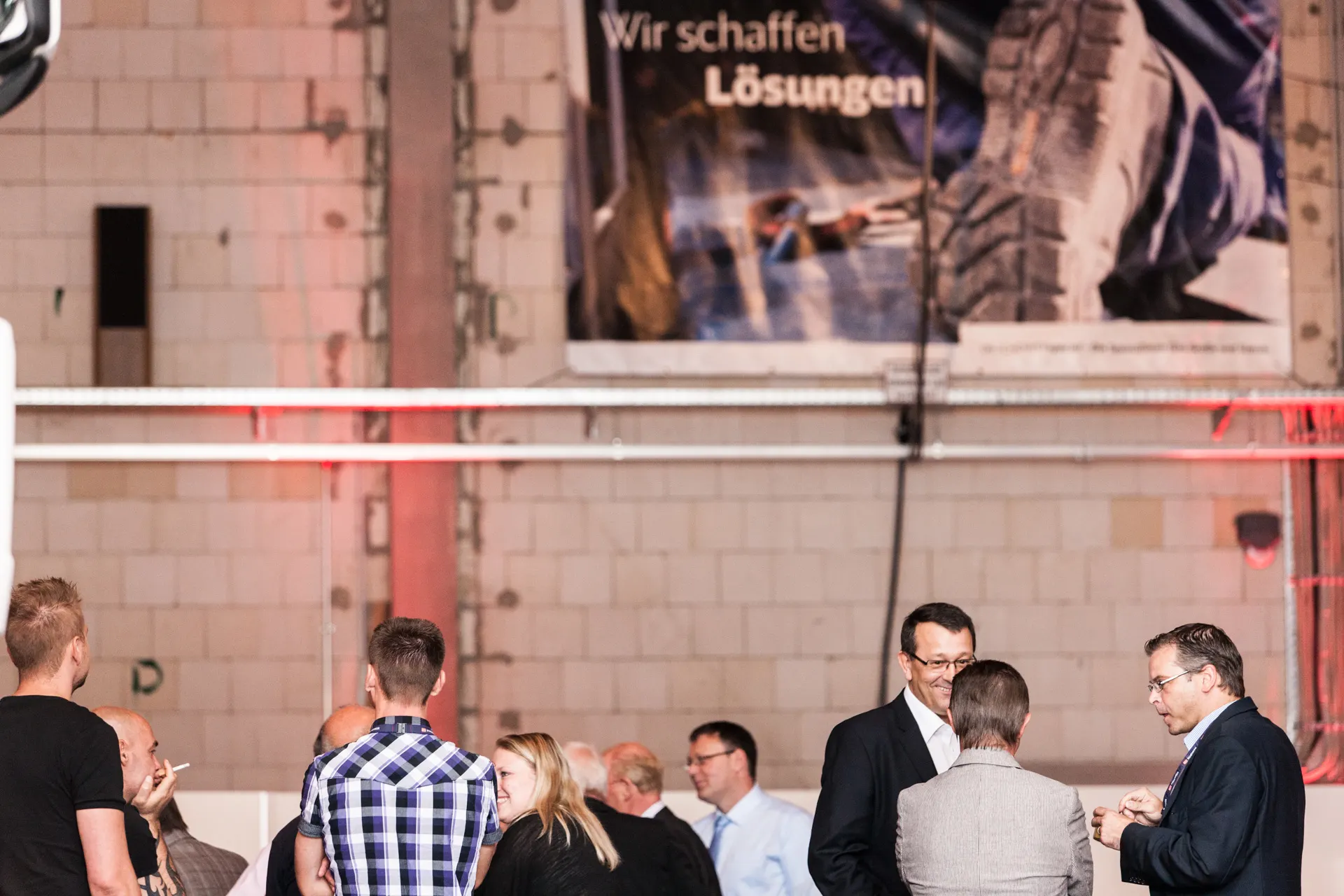 Mitarbeiter der Entwlickling in Aktion, fotografiert im Arbeitsumfeld vor Ort. Fotografie für Unternehmen, aus Karlsruhe