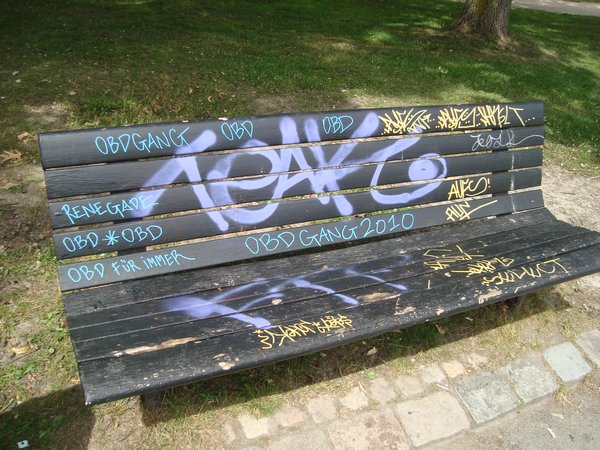 5238882-Graffiti_bench-0