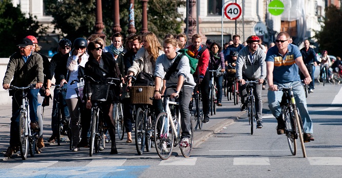 Cyclists_at_red_2