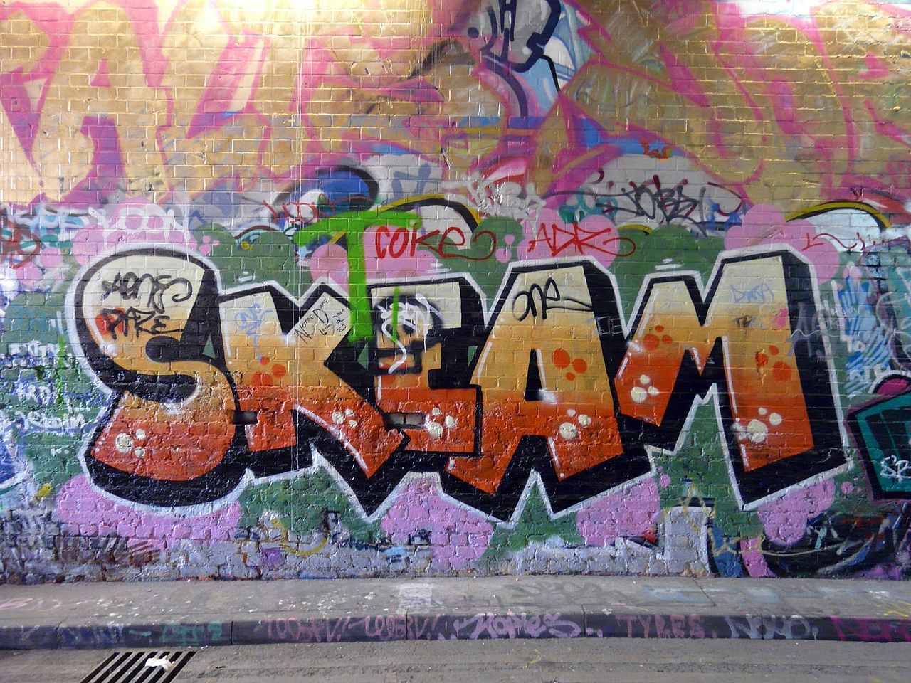 1280px-Graffiti_London