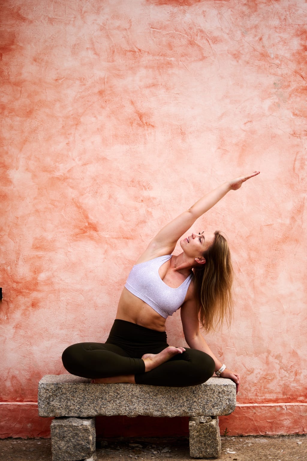 A Foto of @alexandrajacobyoga doing a yoga stretch