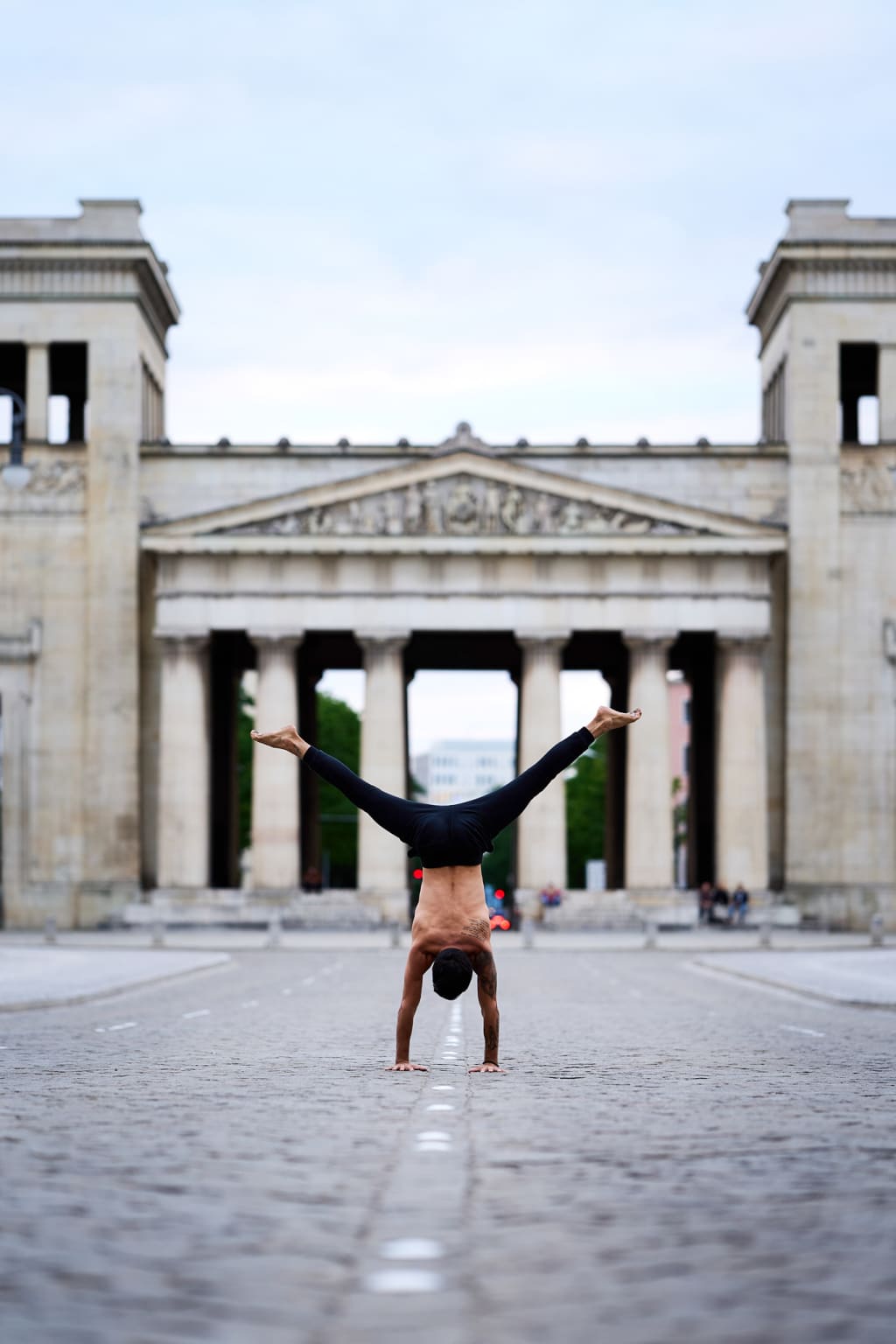 A Foto of @marcelclementi_ doing a handstand in Munich