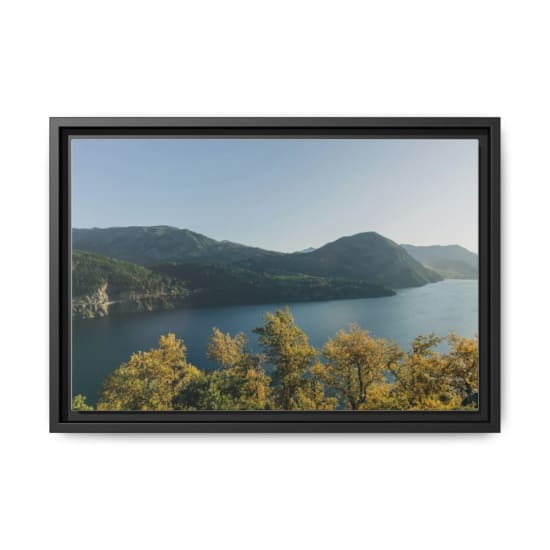 Breathtaking view of a lake surrounded by mountains and trees in San Martín de los Andes, Argentina.